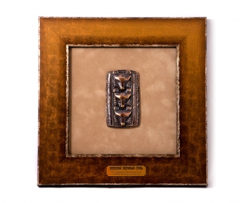 Среднее панно (300х300 мм). Три медведя в жертвенной позе. V-VII вв. Лысвенский район